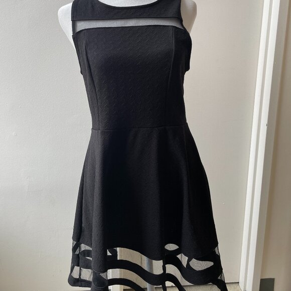 The little black dress with an edge / La petite robe noire avec un edge - Picture 1 of 4